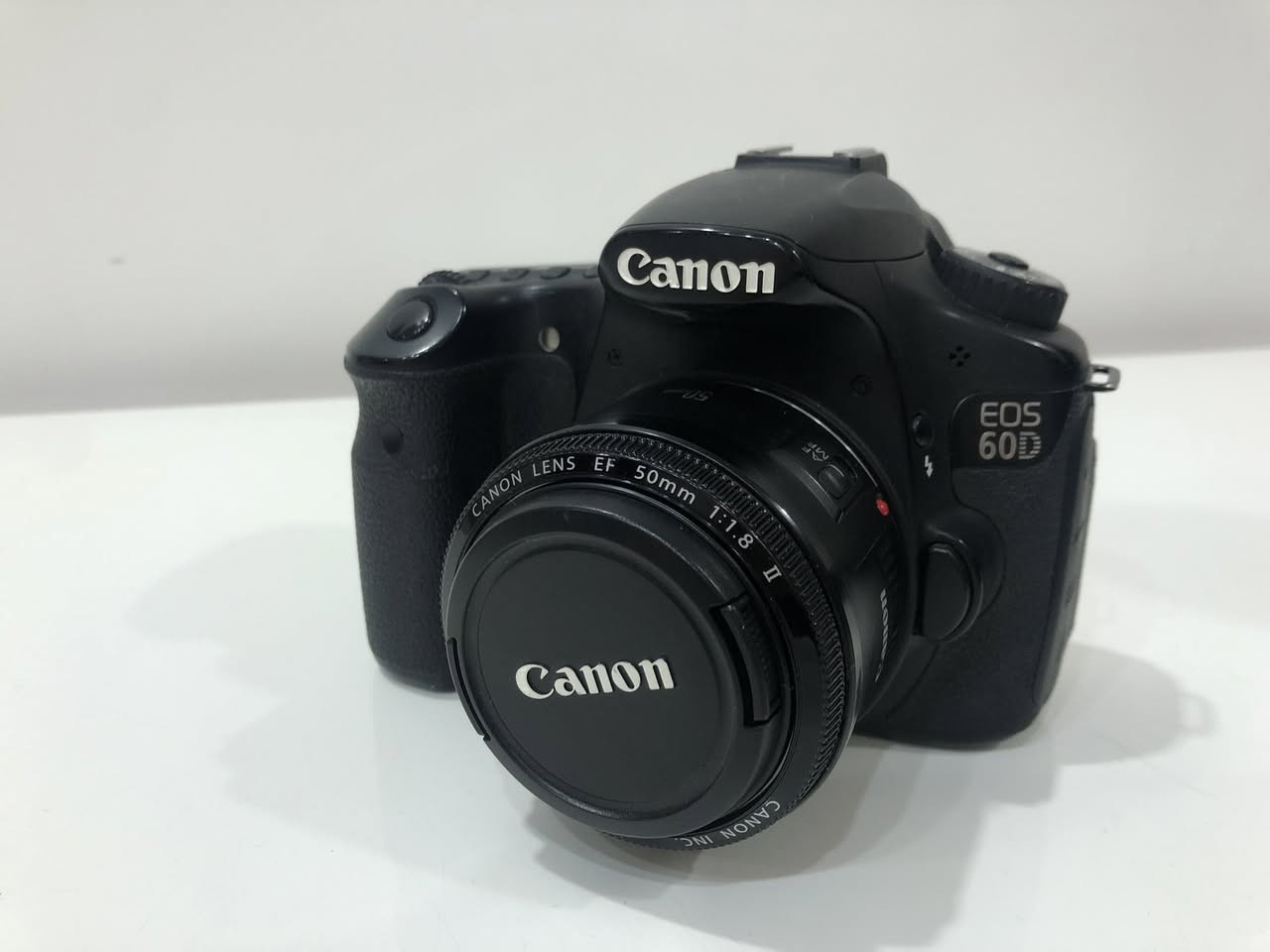 كانون 60D للبيع

 مع عدسات و فلاش و ترانزميتر بلوتوث و  ستاند ثلاثي للكامرا و ستاندات 3 للفلاش

الكامرا و ملحقاتها مشتريها من هولندا ميديا ماركت  عدا العدسة 18-135 من اربيل - استخدام قليل للهواية.

كامرا 60D  السعر 400,000

عدسة كانون 50MM  السعر 150,000

عدسة كانون 18-135MM السعر  150,000

عدسة Tamron 70-200mm f/2.8 DI  السعر 400,000

عدسة Tamron 17-50mm f/2.8 DI  تحتاج تزييت... السعر 150,000

فلاش Flash canon 580ex ii  السعر 200,000

ترانزميتر speed light transmitter ST-E2  السعر 100,000

جنطة كامرا و ملحقاتها السعر 50,000

حامل فلاش godox flash holder  السعر 25,000

الملحقات: عواكس عدد 3 ما بين كبير و وسط نظيفة جدا و ستاندات فلاش عدد3 و ستاند كامرا ...سعر كل الملحقات 125,000

الكامرا و ملحقاتها موجودة باربيل - للاتصال ***********
