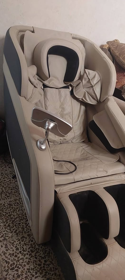 مساج للظهر والكتف (رولات/بكرات مساج داخلية)
✅ وسائد هوائية للذراعين والجوانب للضغط
✅ مساج للساقين والقدمين (منطقة القدمين فيها ضغط/تدليك)
✅ تحكم جانبي/ريموت لاختيار البرامج
✅ إمكانية إمالة الظهر ورفع مسند القدم
✅ تصميم كرسي كامل للجسم (Full Body)
حتى أعطيك الموديل بالضبط، السعر، والقوة صوّر لي:
الملصق الموجود خلف الكرسي أو على الجنب (Model / Brand)
الريموت بصورة أوضح
أي كتابة على الكرتون أو الجهاز
جهاز مستخدم نظافه ٩٥%
بي لد أضائه


**إذا كنت صاحب هذا الإعلان وتريد حذفه لأي سبب، رجاءا أرسل رسالة إلى الدعم الفني**
