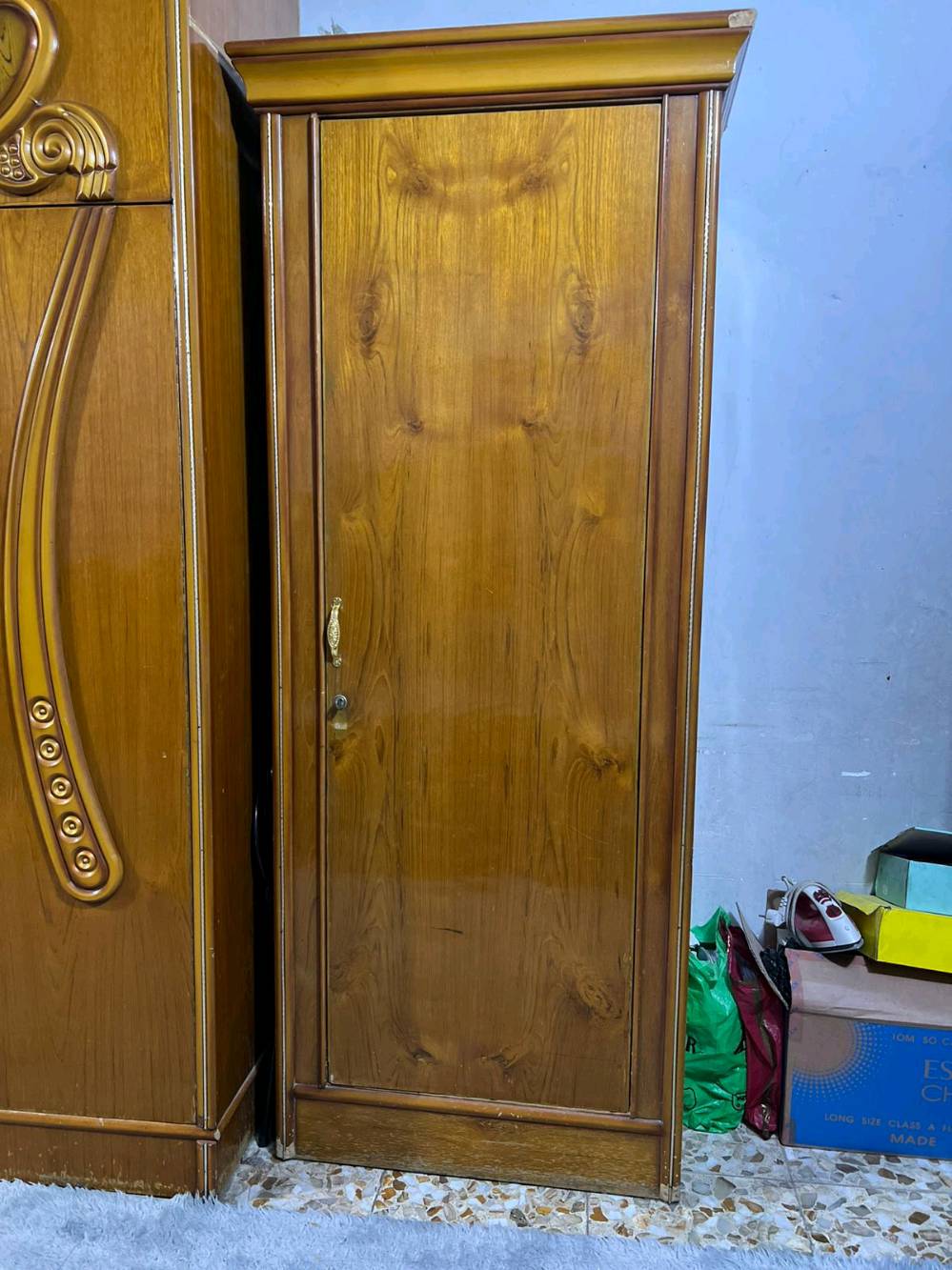 غرفة نوم خشبية أنيقة تتميز بالتصميم التقليدي والراقي مع نقوش قلبية جميلة على الخزانة والسرير. تحتوي على دولاب كبير مع مرايا أنيقة، بالإضافة إلى تسريحة مع مرآة واسعة تكمل جمال الغرفة. تُعد الغرفة مثالية لمن يحب الطراز الكلاسيكي وتناسب أي ديكور منزلي. حالة الخشب جيدة وتصميم الأثاث يضفي طابعاً مميزاً لأي غرفة نوم.