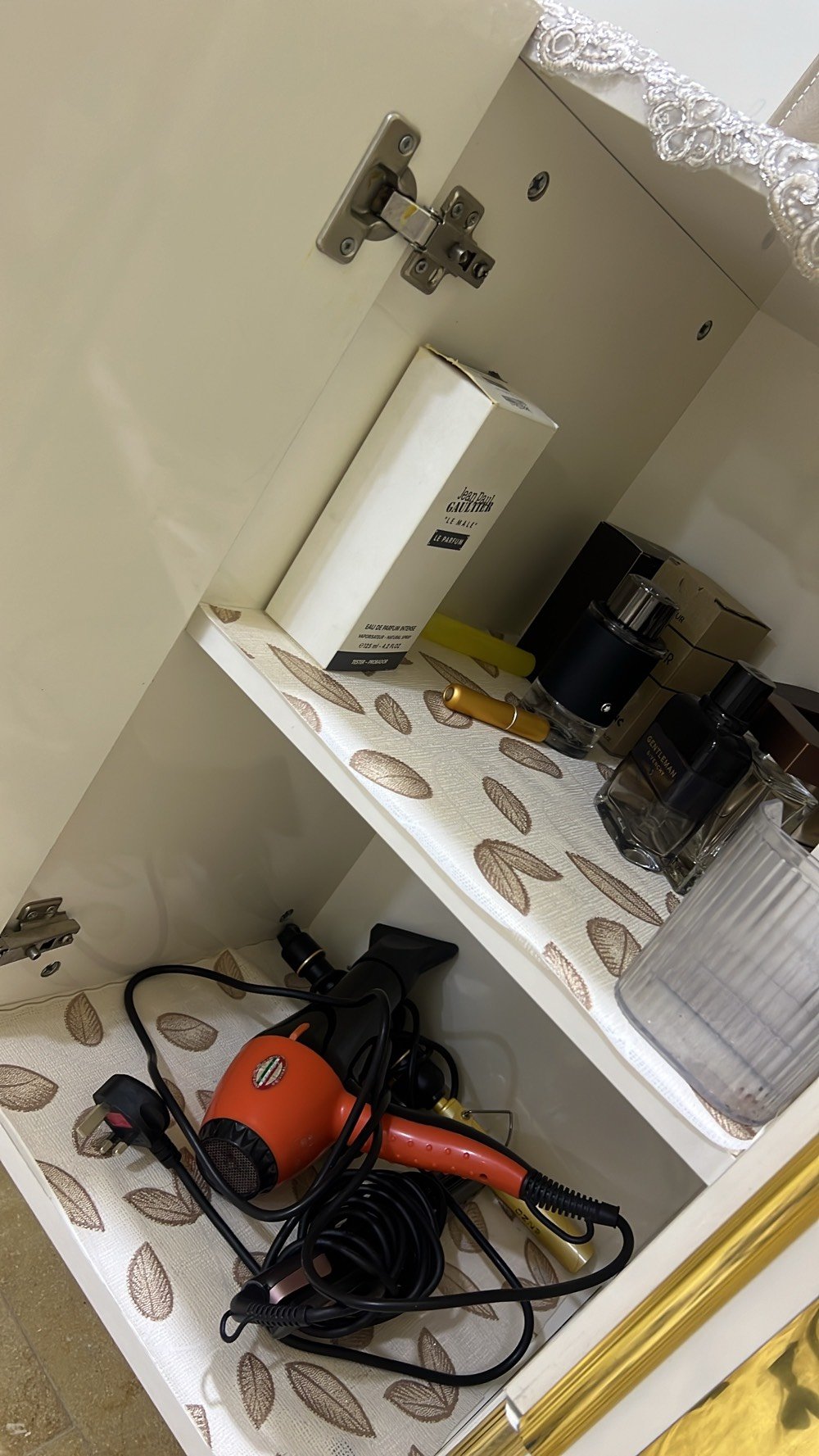 هور رجب
9 قطع 
سرير، شازلون،كومديات، مراية، مجرات، وميز تواليت،كنتور ٦ ابواب ، ملحق بابين ، تيبلامب عدد ٢ هدية ، ضررها قبغ الشازلون مكسور (الخشبه) دواخلها كلها نظيفه مغلفه استخدام سنة