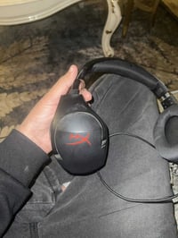 عندي هذن السماعتين وحده هايبر اكس صراحه والله ممتئكد منها اصليه او لا ...