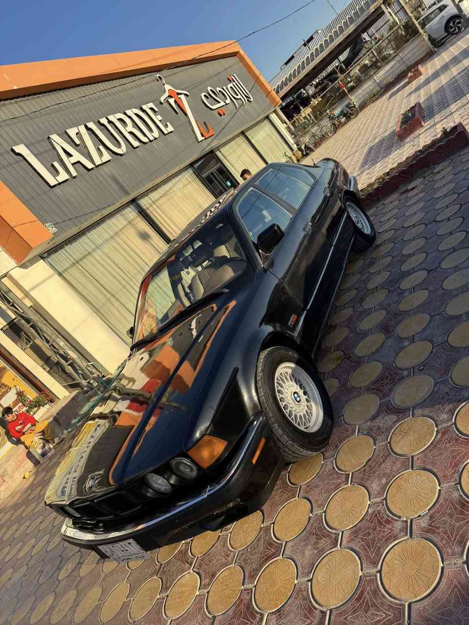 السلام عليكم 730 مسكر اصل بيه مكينه 40 كير مكينه كفاله حداديه نص ونص  صبغ جديد بعده حته مابولشه 
غرفه جديده توني شاده كشنات كهرباء  ويل خليه اصليه شاشه داش كام.  وشاشه ثانيه كاربلي السياره تعبان عليه حيل تبريده عوزه روله يعني اكثر شي  75 الف تبريد. السعر  62 وبيه مجال مكاني نجف *********** فقط بيع
