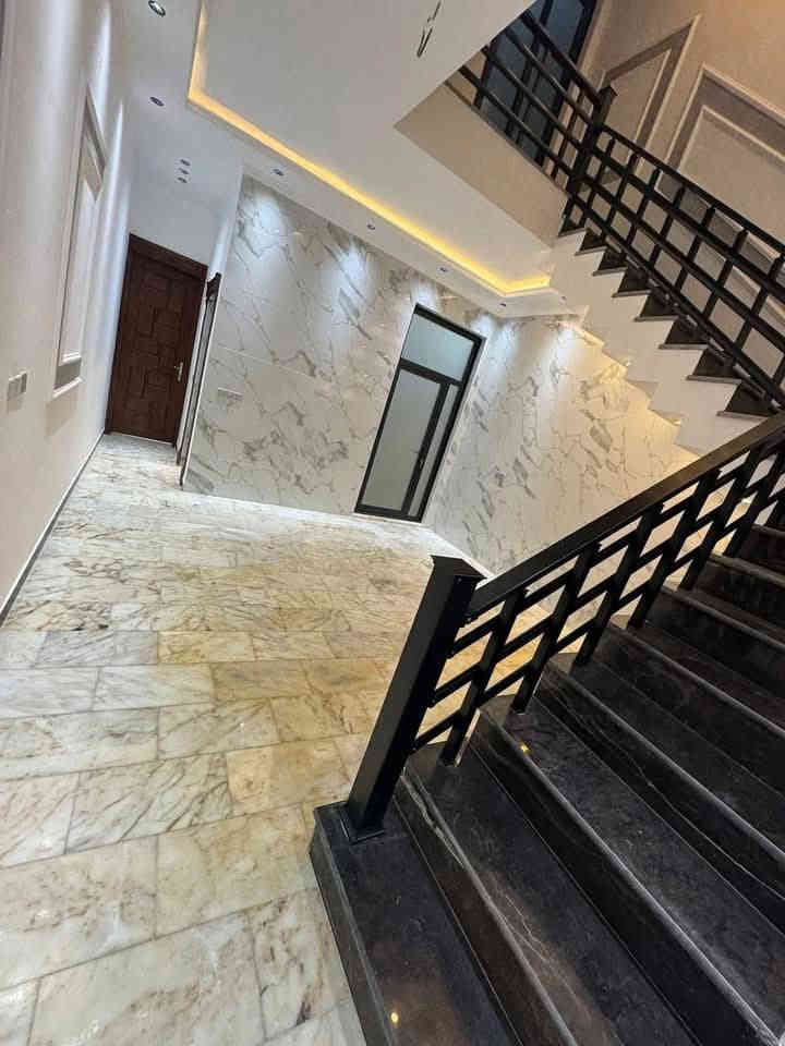 دار للبيع
المساحه ١٥٠متر
الابعاد ٥في ٣٠ متر
الموقع البنوك مربع الكنيسه
زقاق ٨
فرع ١٥متر ورصيف٤متر
يحتوي على
٤غرف نوم سويتات
استقبال ومطبخ وصاله
واجه مرمر ارضيات مرمر
بناءحديث درجه اولى
بناء ٢٠٢٥ غير مسكون
للإستفسار الاتصال *********** ***********
شركه كل العرب للوساطه العقاريه
شركه للاستثمار العقارات والمقاولات
البنوك شارع الكنيسه مجاور روضه البنوك
توجد عروض أخرى
