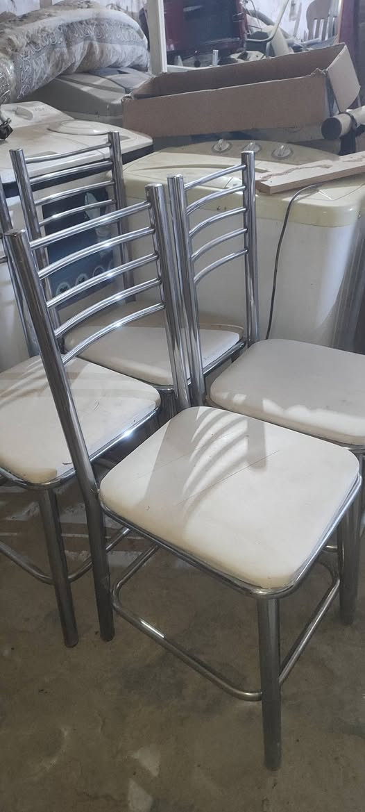 كراسي ستيل عدد 4 نضافه فول اخو الجديد.... مجمع الحوراء قرب باب علوة المخضر...***********
