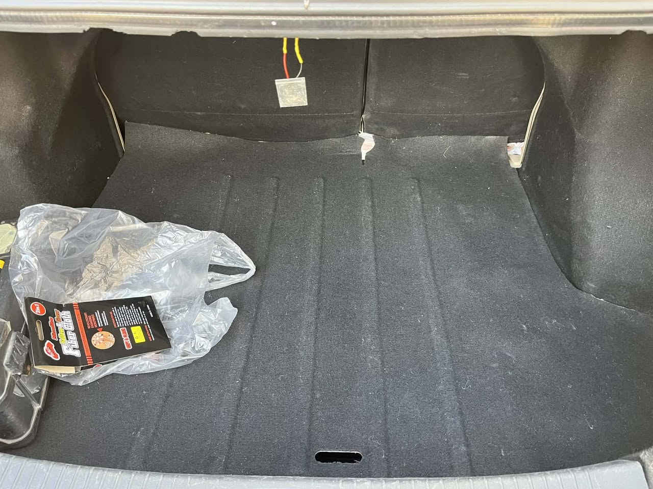 السلام عليكم 
كيه ريو مديل 2012 شركه عامه 
رقم بغداد باسمي هزه و ارقام جدد
محرك كير جدد بدون نقص 
سياره جاهزه بدون نقص 
بيه دحجه بسيطه حوض السبير فقط من جوه 
مكان السياره الشطرة 
اعتذر عن المراوس والاقصاد 
***********
