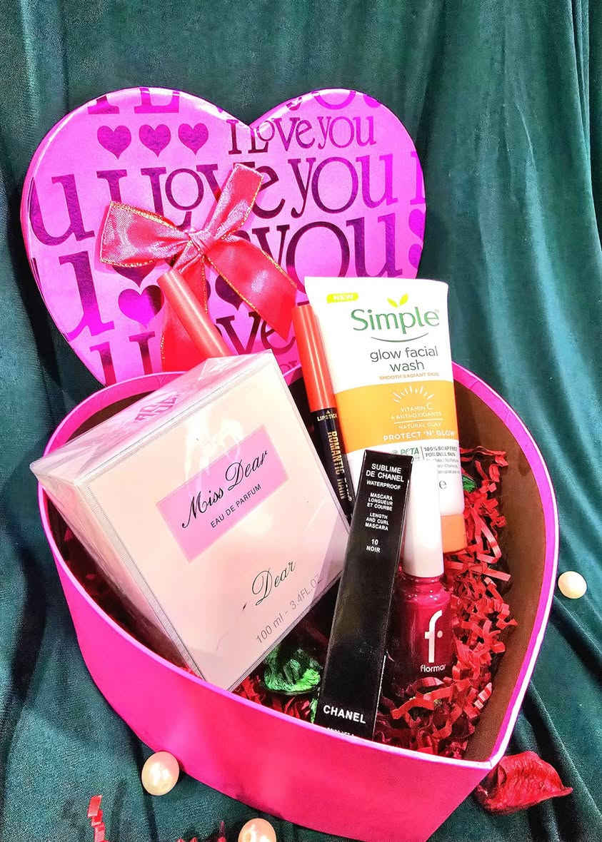 فقط ب١٠ الاف تكدر تجيب هدية عيد الحب
هي تستاهل وأنت كريم 
بس يمنا خليناك توفر وتقدملها هدية تعجبها
راسلونا خاص او واتساب ***********
يوجد لدينا توصيل لجميع محافظات العراق
#عيدالحب
#هداياعيدالحب
#حبيبتي
