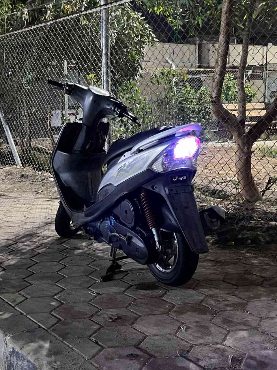 السلام عليكم دراجه للبيع ماكس عدله  دراجه انكطم البلك وفتحنه بس الكور طلعنه البلك فقط دراجه كامله مكمله كله ختم واحد شغاله من لايت الى البك لايت سعر ٧٥٠ وبيه مجال ناصريه حي الشهداء رقم ***********
