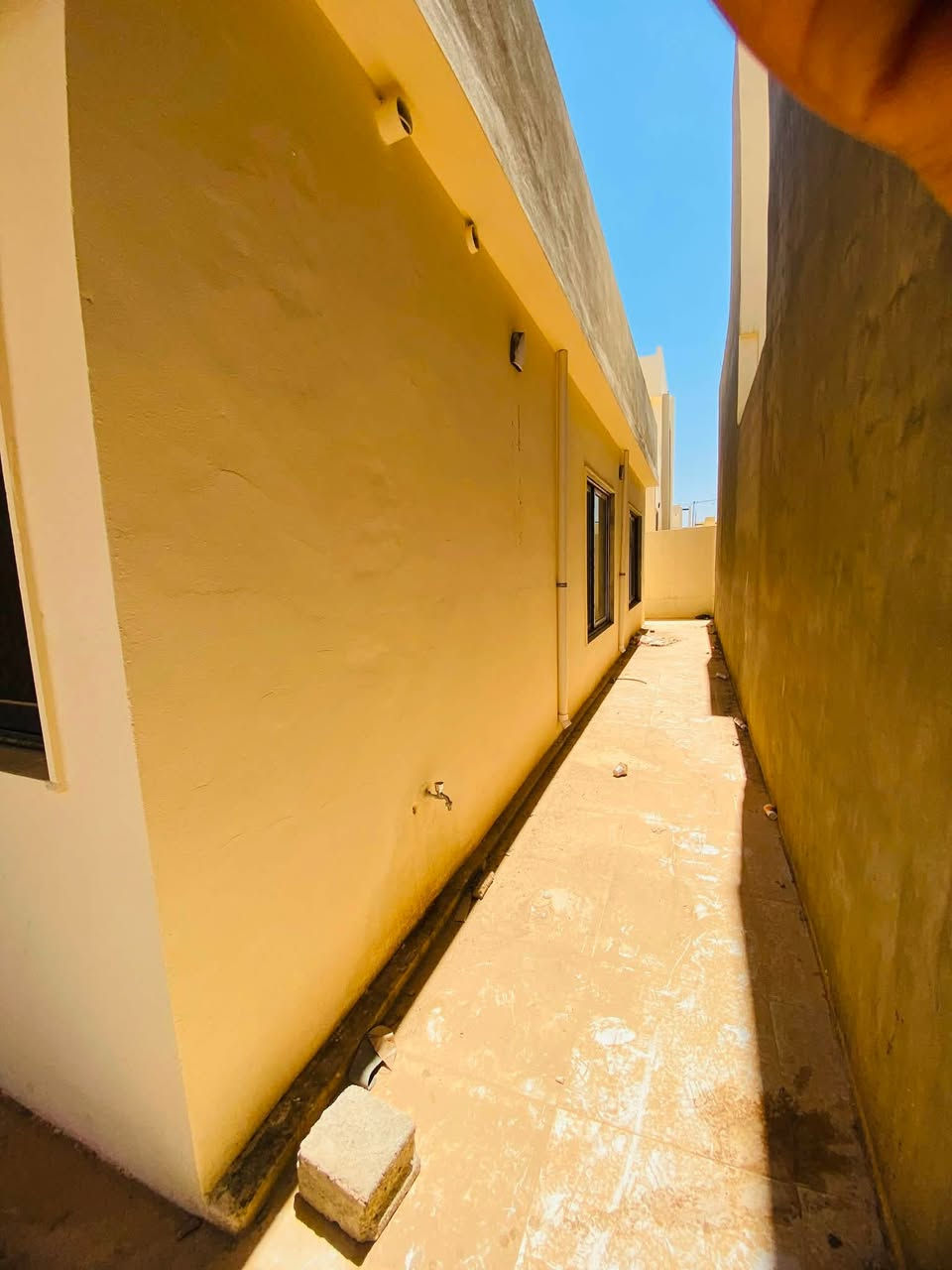 بيت ٢٠٠ متر للايجار جديد صفر طابق واحد 

غرفتين نوم وصالة واستقبال ومطبخ وصحيات 

مجمع سكاي لاند ع طريق اربيل 

***********
***********
***********
