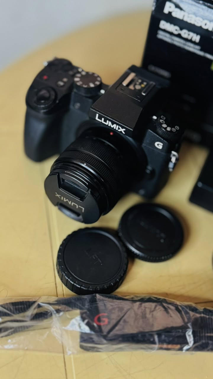 كامره لومكس باناسونيك G7 نظيفه الكامره واستخدام بسيط
تصوير 4K دقه عاليه جدا

السرعة نظام الفوكس فيها سريع جداً وتدعم التصوير المتتابع السريع

عدستهة 14 ، 42 اوتوفوكس
 العدسه O.I.S يعني تمنع الهتزاز 

ملحقاتها 
الكارتونه
الحزام بجيس طبعا 
وبطاريه 
والشاحنة

بيها مشكله كلش بسيطه ومو مهمه بس حته توضح عدكم 
المشكله بالشتر مالتها اذا اسويله اوف واريد اصور لازم اطفيها وشغلها 6 مرات يلا تشتغل عدل بينما اذا افعل الشتر عادي كبل تصور بدون علامه وبدون اي ازعاج وطبعا اني مسويله on تفعيل وافضل طبعا حتى عمر الشتر هم مينقص بس هاي مشكله يعني مو فد مشكله قويه

طبعا ترهم للي يصورون حفلات وجلسات 
والي يصورون منتجات الفوكس حلو مالتها 
ودقه 4K فول وبيها هواي شغلات للتصوير 

السعر 450 الف 
تواصل 
***********
