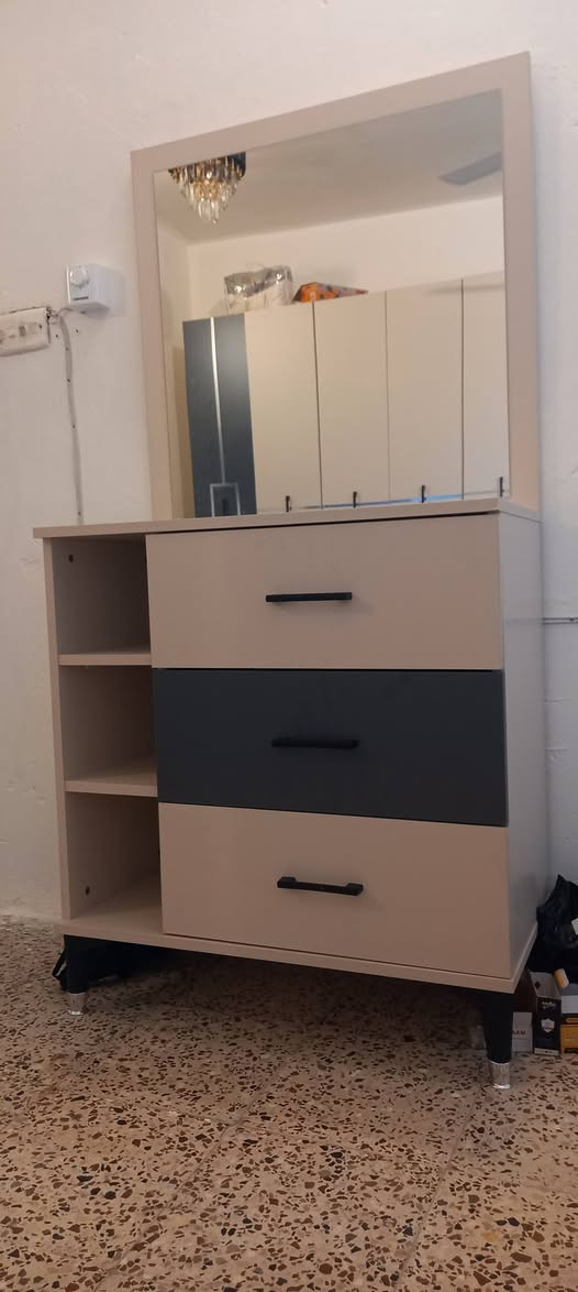 السلام عليكم غرفة للبيع 5 قطع كنتور 6 بيبان جديدة ما مستعملة ابد للأمانة اشتريته قبل سبوع ب 625 مع النقل والشد وسعر البيع حالياً 475 وبيه مجال بسيط.. هذا رقمي ***********
