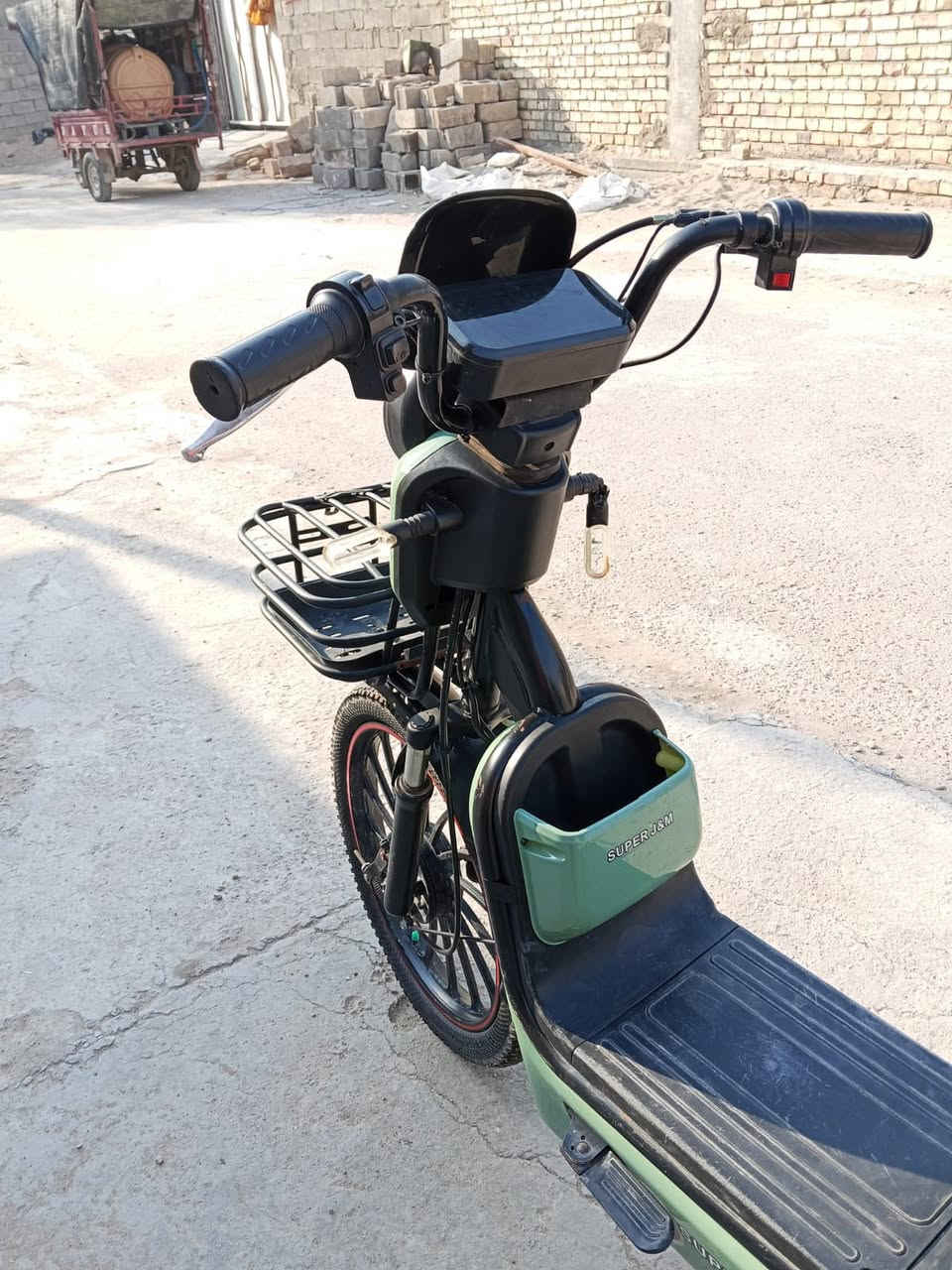 سلام عليكم
دراجه شحن كلش نضيفه 
ما بيهه نقص 
مكاني بغداد  حي طارق 
***********
