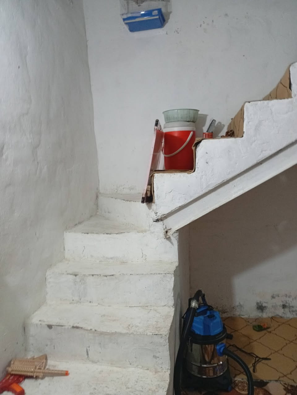 السلام عليكم بيت للبيع المساحه 107 غرفة وهول واستقبال وصحيات حي الحرية قرب الرايه للا الاتصال على الرقم ***********
