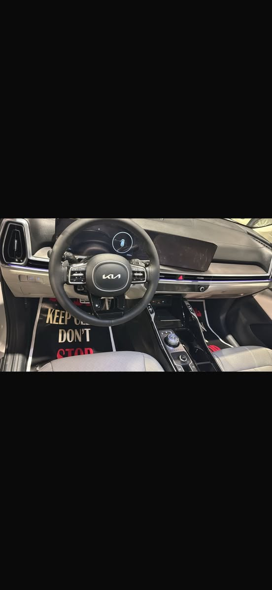 سلام عليكم خوان
الموديل/ 2024
النوع /كيا سورنتو فئة 4X فول فول 1/1فارويل 
السقف بانوراما 
تشغيل بصمة وتشغيل عن بعد
الكشنات كهرباء وحار بارد 
ويل 21 شكل جديد 
صندوق كهربائي 
ماشيه 39 الف KM
مري جانبيه شفط وأشاره 
السياره فول بعد بيها هواي مواصفات ومزوعه مواصفات 
لاستفسار ***********
