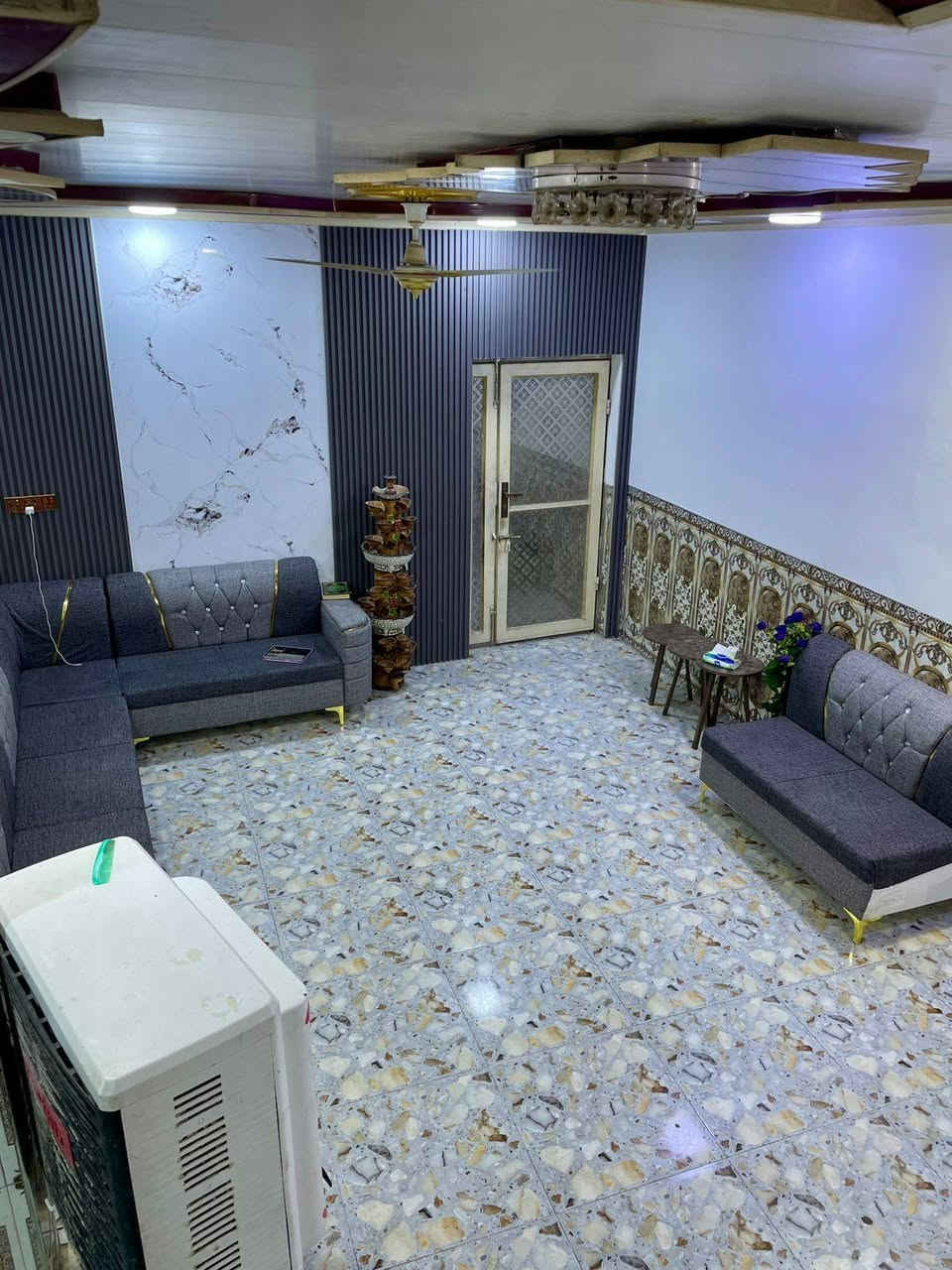 #فرصة_استثمارية
بيت بالذجرية ٢٥٠م ركن طابقين 

الطابق الارضي : براني وغرفتين وصالة ومطبخ وصحيات داخلية وخارجية.

الطابق الفوگ :
معزول بدرج خارجي يحتوي على شقتين كل شقة تحتوي على غرفة وصالة ومطبخ وصحيات.

السعر خاص بناء على رغبة صاحب العقار. 
#للاستفسار اكثر يرجى مراسلة الصفحة او الاتصال على الرقم *********** او زيارة مكتبنا الواقع في : السماوة - حي العسكري - مقابل صيدلية التفاح الاخضر ومجاور صيدلية الاريج .
