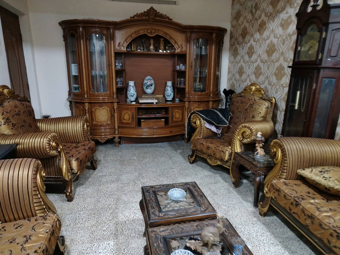 قنفات بحاله جيده جدا بسعر ٨٥٠ وبوفيه ٧٥٠ ثريات عدد٢ بسعر ٢٥٠