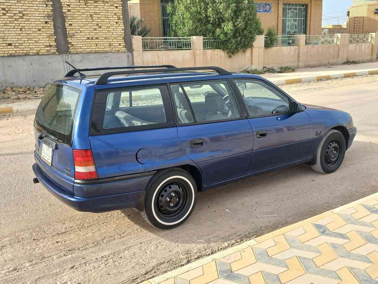 السلام عليكم
اوبل 
كير عادي 
كير محرك بشرط
صبغ جماليه  
سياره ع البلاد كفاله
  
طخم تاير وصدر وكله جديد 
تجي تشوف بعينك انضف من الصور 
وترايك وين مايعجبك 
مكان السياره سوق الشيوخ
***********
