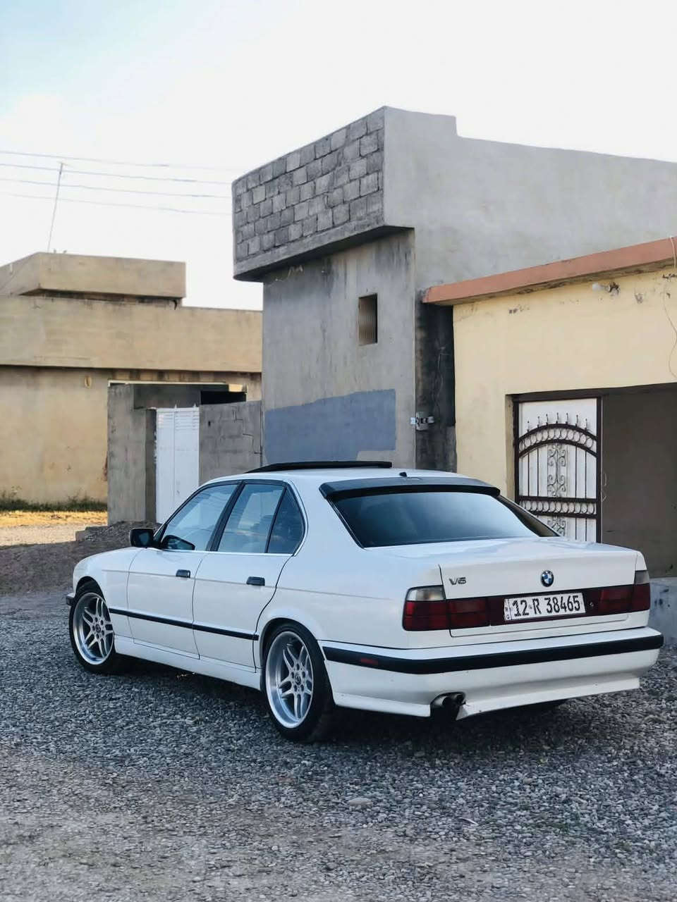 BMW 1991 525
نمونه له جواني 
فوله تؤماتيك ته بريت
سلايد پئش گه وره
لايت ئه لقه تايه ويلي M
له سه ر ده قي بيلاده 
هجي نيه ده عم لئداوي نيه 
دوو سئ پارجه كلير ئه ورپيه 
ته خم پئشو پشتي تازه گؤرايه 
ره قه مو سه نه وي هه موي نوئيه به ناوي خؤمه 
ته عويل وه كاله به شه رت 
***********واتساب
شوئن به رده ره ش

