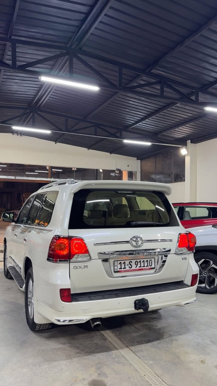 تيوتا لاندكروز 2014 ساز أصل ( رقم بغداد مداور ثاني يوم )
كفاله عامه ( محرك + كير + حداديه + تبريد ) 
مكفوله من الصبغ + التبديل + الفتح 📍 
بيه ملاحضتين  بسيطات جدا  ( موضح بالسونار ) 
ماشيه 160 ألف اصل 
دواخل السياره جديده جدا ع وضع الشركة
1-شاشة ملاحه 
2-كامرا خلفيه 
3-سلايد رؤف ( فتحه ) 
4- ثلاجه 
5-كشنات جلد 
6- كشن كهرباء
7-تحكمات ستيرن 
8-زراك لايت 
ABS -9 
10-شاشات خلفيه
11 - حساسات أمامي+ خلفي 
السياره بلاديه ع وضع الشركة 
معروضه 390 بيه مجال بسيط 
للأستفسار أكثر *********** علي الجبوري
