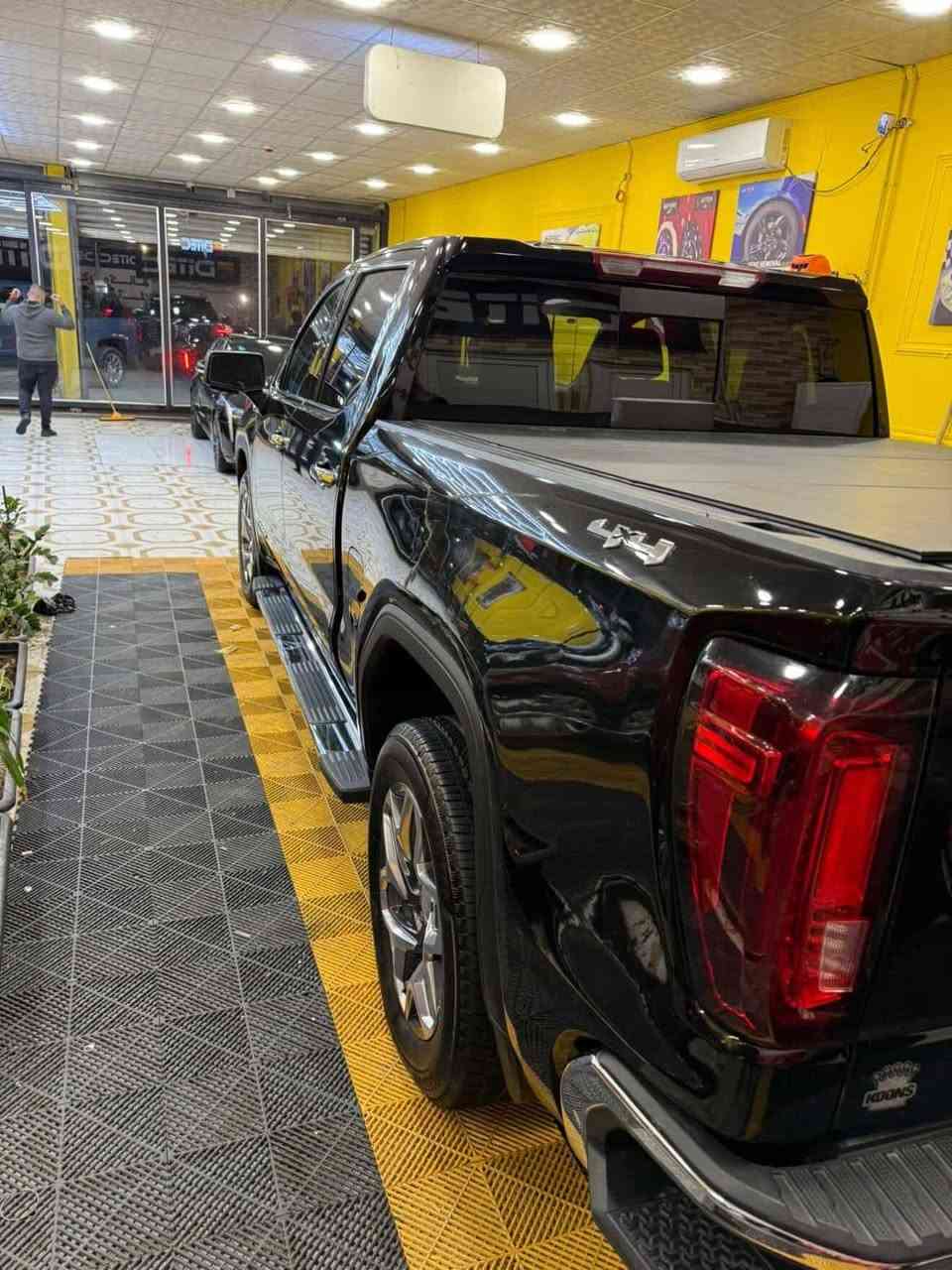 سيرا 2024للبيع داخله كتاب شهداء مرقم وكامل السياره فول مواصفات Sltمكينه5/300 حادثه فقط جاملغ تبديل نفس الوان اليسر وقطعه صبغ في البدي الخلفي ماشيه 20الف كيلو الرقم ***********
