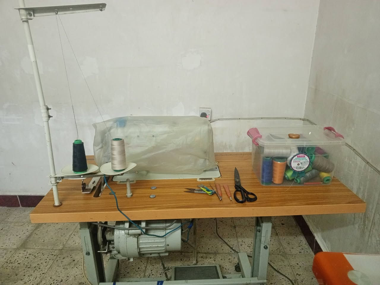 السلام عليكم مكينه خياطه واوفر للبيع ويا الغرام***********
