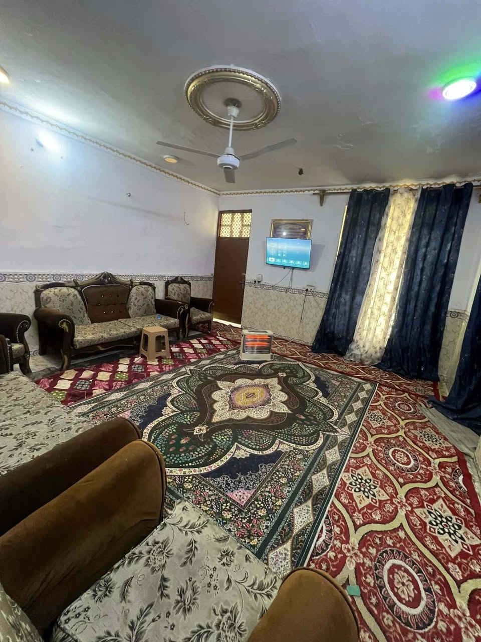 ارض للبيع مع بيت مكون من ٣غرف نوم وصاله واستقبال ومطبخ وحمامات داخليه خارجيه مساحه الكليه لأرض »2000سند( ٢٥)
***********

عنوان حي زهراء قرب مدرسه نبي شعيب
