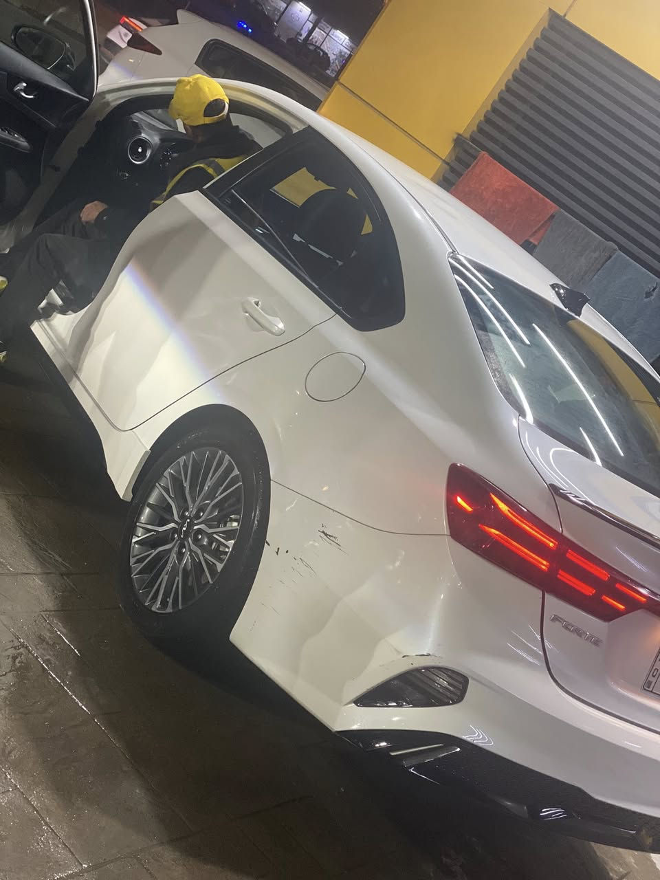 السلام عليكم 
للبيع كيا فورتي 2024 حادثهة بنيد ودعاميه فقط بدون دواخل ومرفقه صور الحادث 
ماشيه 48 الف
فول مواصفات GT line
بصمه 
كشنات جلد 
تشغيل عن بعد
رادارات اماميه وجانبيه 
السعر 160$ وبيهة مجال 
للأستفسار ***********
