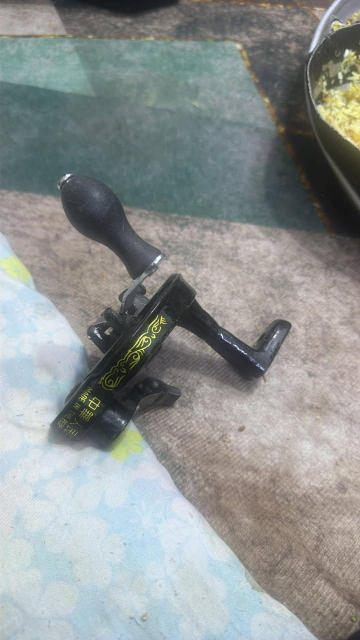 ميز مكينه قديم مع محرك يدوي عند انقطاع الكهرباء


**إذا كنت صاحب هذا الإعلان وتريد حذفه لأي سبب، رجاءا أرسل رسالة إلى الدعم الفني**