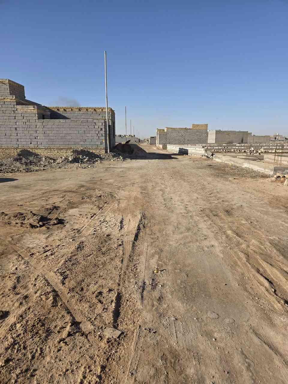 قطعه للبيع بالصخيين شارع المرتضى من الشارع الرئيسي وتنزل عليها 
المساحه 180 متر وبيها ( الوجه 10م ) (النزال 18م ) 
تتوفر خدمات ماء و كهرباء شارع عريض 
منطقه سكنيه 
السعر مناسب  9 ملايين 
للاستفسار ***********
