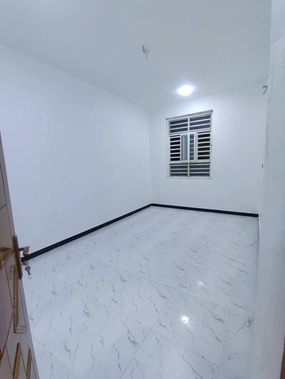 بيت 150 متر طابقين يتكون من 6 غرف نوم
بالاسكان الصناعي النزله الجامع الكبير قرب المجسر
الطابق الأول/ طارمه استقبال وصاله وغرفتين نوم ومطبخ وصحيات داخليه وخارجيه ومنور
الطابق الثاني/ يحتوي على 4 غرف نوم وصاله وصحيات
السعر عليك مراسلتنا واتساب أو اتصال ***********
