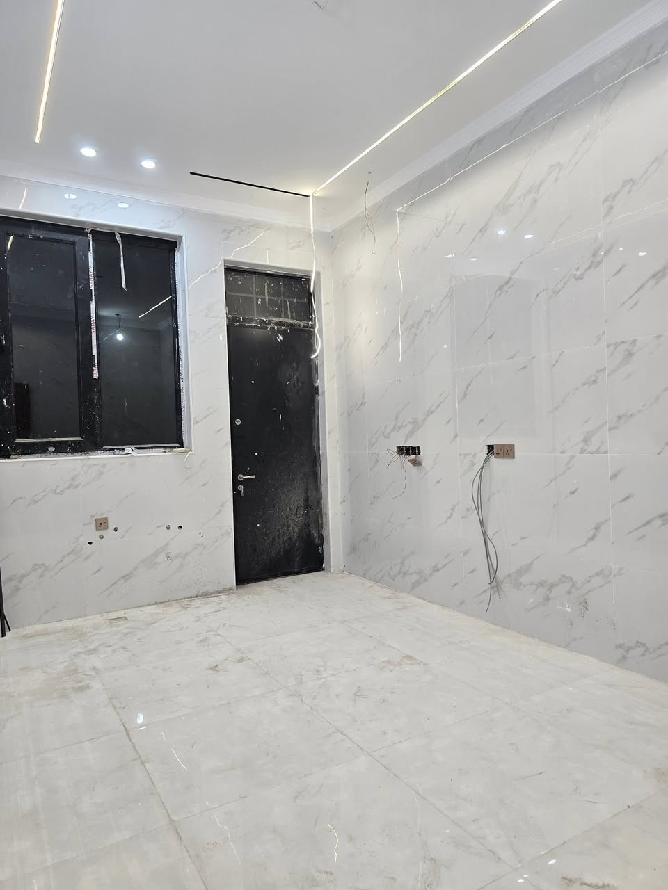 السلام عليكم
دار 150 في ام الخيل الثانية قريب الحولي 
الواجهه 7.5 م والنزال 20 م مكون من طابقين كونكريت 
الاول غرفة نوم واستقبال ومطبخ وصالة ومجمع صحي داخلي وخارجي والطابق الثاني غرفتين نوم وصالة ومجمع صحي عدد 2 
الدار ممكن مراوس بقطعه 
الدار يباع على المبادرة 
للاستفسار *********** مكتب الكفاءات للعقار
