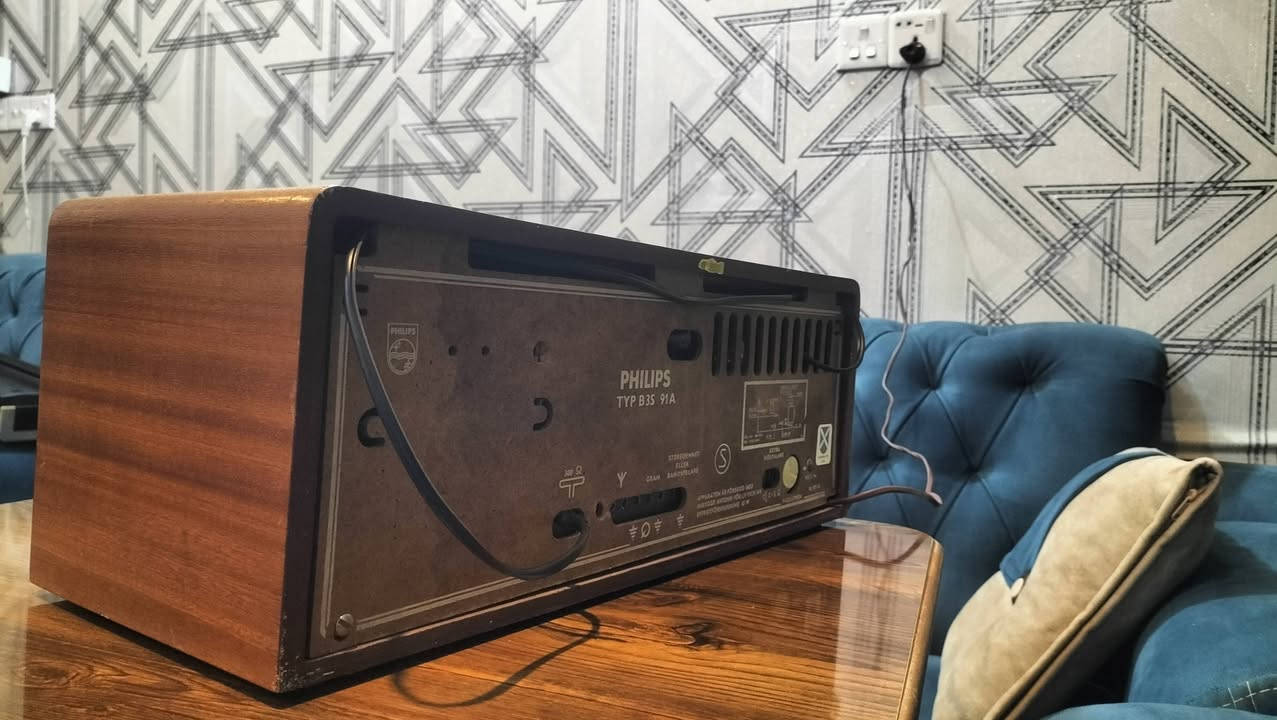 راديو فيلبس انتيكا لمبات انتاج نهاية الخمسينات مصنوع من الخشب وواجهة معدنية زيتونية نادرة جدا ضمن اصدارات هذه الشركة. يلتقط موجات FM وبقية الموجات المتوسطة والقصيرة وذو صوت ستيريو دافئ.
الحالة ممتازة. عرض الجهاز ٥٠ سنتيمتر وطول وعمق ٢٠ سنتيمتر.
الجهاز يعمل بكفاءة كما معروض في الفيديو المرفق، وبسعر ٢١٠ الف، ويتوفر توصيل بتغليف محترف إلى كل المحافظات.


**إذا كنت صاحب هذا الإعلان وتريد حذفه لأي سبب، رجاءا أرسل رسالة إلى الدعم الفني**