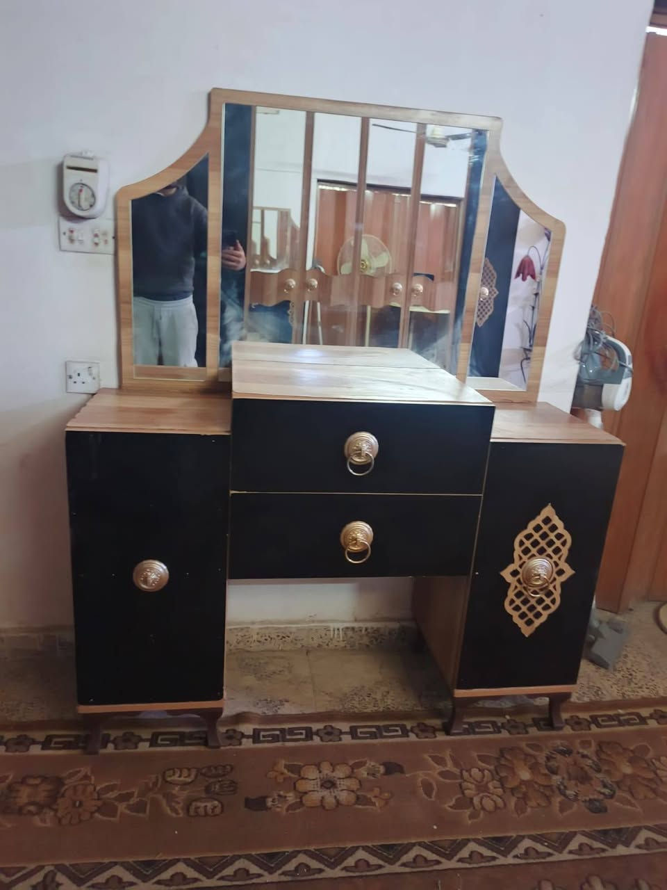 للبيع كنتور وميز تواليت وزاوية المكان حي الجهاد واتساب ***********  السعر  150
