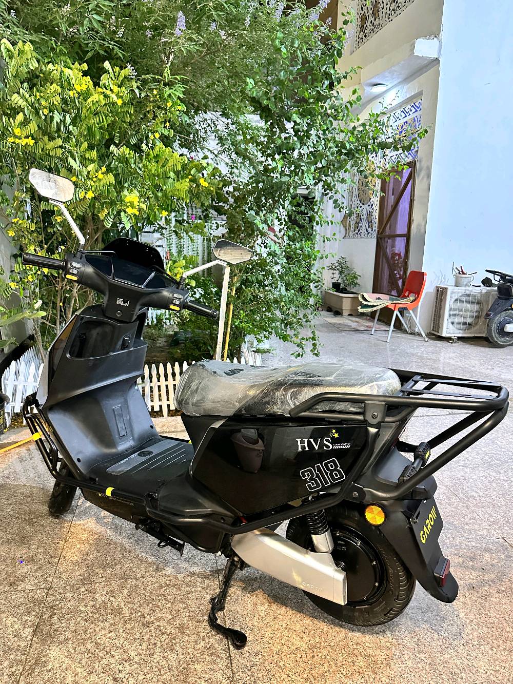 دراجة شحن CAROW 
دراجة شحن دراجة كهربائية 
اللون مميز
موجود درع وصندوق خارجي فيه 
من ماركة HVS 318
نضام 3 سرع  والسرعة الرابعة سبورت 
السرعة القصوى 120
دراجة بعدهي جديده 
تمشي بالشحنة الواحده 70 كيلو بالشاشة حسب الوزن او اكثر
6 بطاريات 
نضام حساسات جانبية وخلفية 
مانع للسرقة  
گلوبات عالي ناصي قوي
أشاير يمنى ويسرى 
دبل اشارة 
الكهربائيات كلهن شغالة 
الشاحنة الاصلية تدعم الشحن السريع 
هورن عالي
مرايات
صندوق كبير داخلي 
تحتوي على صندوق كبير خارجي
الملف 2500 حقيقي 
🔴السعر800 الف وبيهة مجال 
العنوان : البصرة : الامن الداخلي
الرقم : ***********
