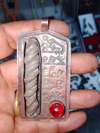 قلادة • وحيد