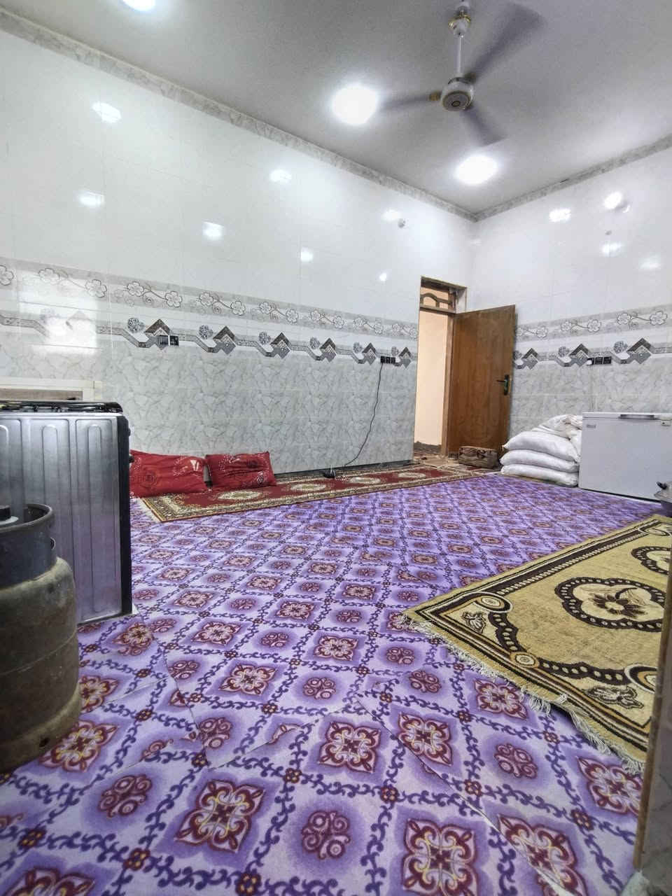 سلام عليكم بيت للبيع حي لاعلام قرب النادي الرياضي مساحته 120وجه 6ونزال 20يحتوي على غرفه وصاله ومطبخ ودوانيه حمام داخلي وصحيات خارجيه السعر خاص او على الرقم ***********
