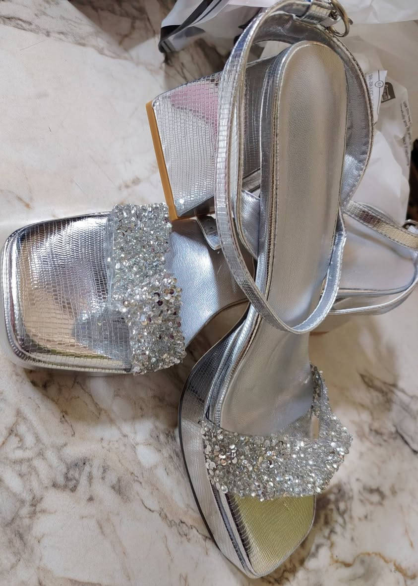 قياس ٤٠ السعر ٧


**إذا كنت صاحب هذا الإعلان وتريد حذفه لأي سبب، رجاءا أرسل رسالة إلى الدعم الفني**