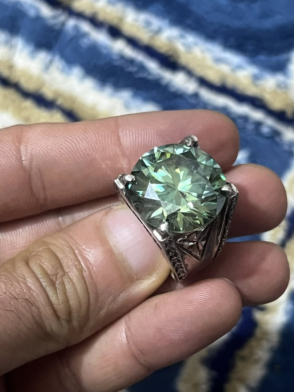 ‌‏﴿ وَسَبِّحْ بِحَمْدِ رَبِّكَ قَبْلَ طُلُوعِ الشَّمْسِ وَقَبْلَ الْغُرُوبِ ﴾
‏كل شيء يسبح لله فلا تغفل سبحان الله وبحمده سبحان الله العظيم🍃
خاتم فضه ملكي بصياغه فخمه ثقيله الوزن 
متوج بحجره كبيره من الموزنايت الطبيعي 
لا يوجد توصيل لدي 

مكاني بغداد الحبيبيه ***********
