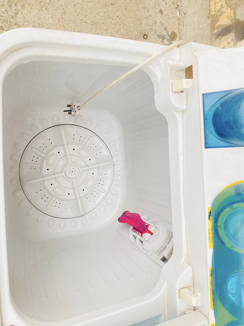 إسلام عليكم غساله شغاله بشرط كل عيب مابيهااا بلادي مامصلحه نوعيه هيتاشي (12كيلو) السعر 50 الشراي يتصل على الرقم ***********
