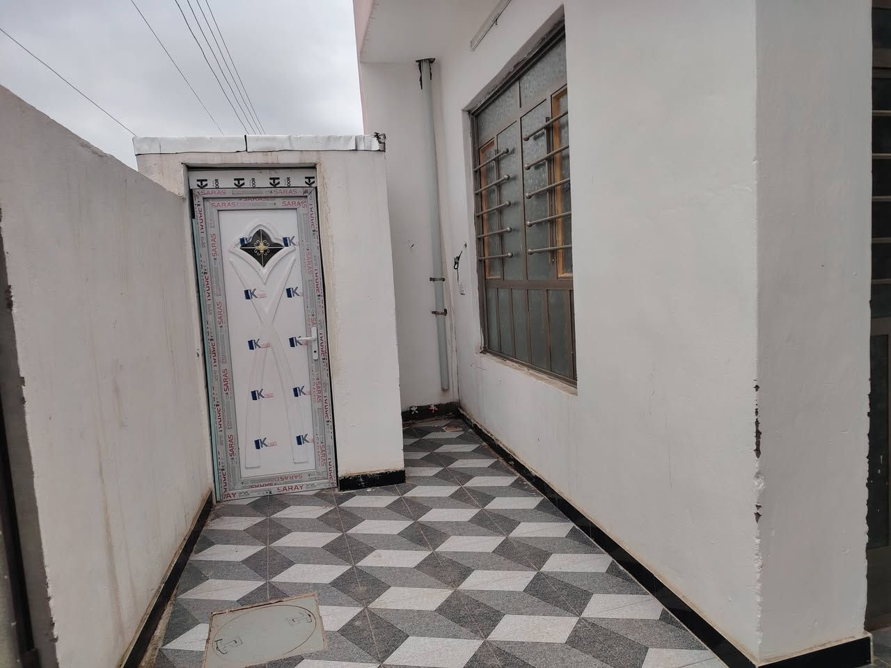 يالله سلام عليكم دار للبيع بغداد المدائن منطقه بانوراما قريب كلش على مدارس بناء حديث بعده ممسكون فارغ حاليآ مساحه ١٤٠ متر يتكون الدار من غرفة نوم واحده واستقبال صاله كبيره مطبخ كبير ستقبال 6في 5 صحيات داخلية خارجيه زراعي بعد ممسكون فارغ حاليآ كامل من كلشي صحيات كيزر تانكي ماطور ماء صطح مغلف ماده الاوزكام للاستفسار الاتصال على الارقام *********** أو *********** وات ساب
