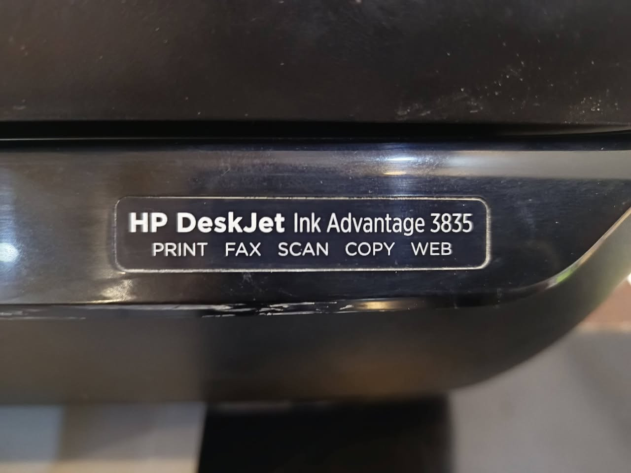 السلام عليك 
طابعة من نوع اج بي ٣٨٣٥ ملون. 
 (hp 3835) clear. 
كاترج حقن بدون منضومة. 
كاترجاته متوفر. 
اسكنر واضح وجيد وشغال. 
شاشة الطابعة لمس وتدعم جميع اللغات وبالاخص العربي.  
الطابعة حليوة ومال بيت.  
مابيها اي عطل. 
تجيك الطابعة مغلفة ووياها احبار + توني مبدل الكاترجات ثنينهم ب20 تجاري،  اما الاصلي ب40 للثنين. 
حبرها متوفر وبكفيك 5000 ورقة 
وبي سعرين بـ 7,000 و 10,000.
السعر ب(((((75,000)))))) الف. 
وبيها مجال للطيبين وتوصيل متوفر لجميع محافظات العراق.
م ***********
