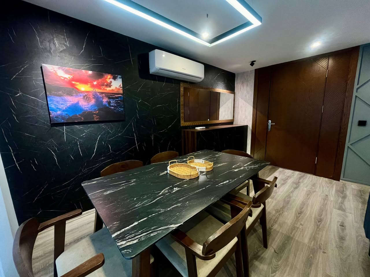 ✨ فرصة ذهبية للسكن الفاخر ✨

🏡 شقة ثلاث غرف وصالة للبيع
📍 في المربع الذهبي – مجمع لايف تاور

⭐ شقة جاهزة للاستلام الفوري
⭐ ديكورات كاملة بتشطيبات فاخرة جدًا
⭐ إحساس خمس نجوم بكل التفاصيل
⭐ مساحة واسعة 189 م²

📌 موقع مميز جدًا
⏱️ 5 دقائق عن بارك سامي عبد الرحمن
⏱️ قريب من مجمع إمباير

💰 سعر مناسب جدًا قياسًا بالموقع والمواصفات

📲 للتفاصيل والمعاينة تواصل واتساب:
***********
