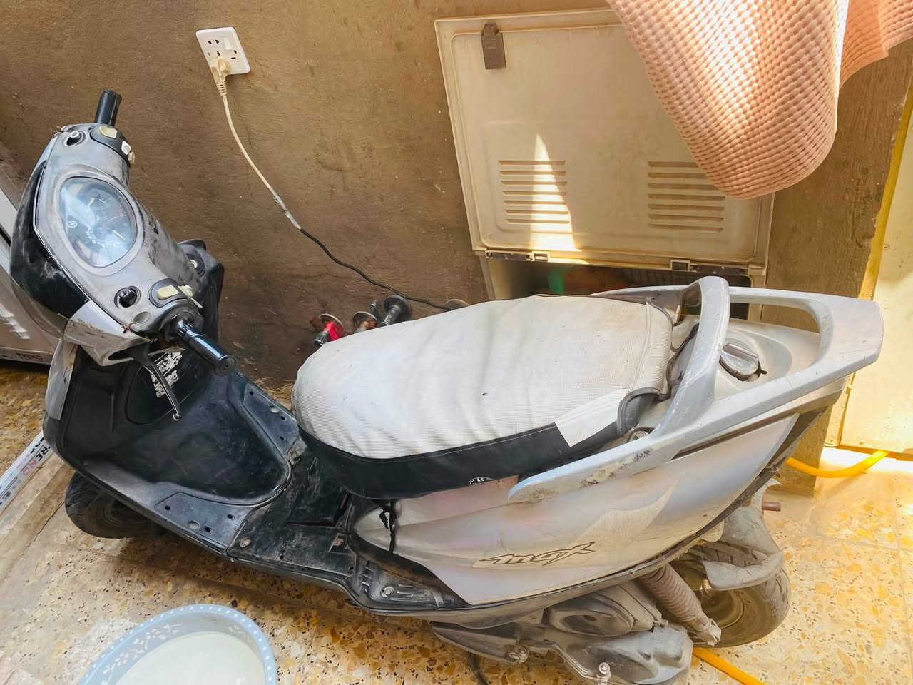 سلام عليكم دراجه للبيع دراجه شغاله سلف هندر لاكن الباتري هبط ماعرف شنو هسه تشتغل فقط هندر دراجه تمشي خير من الله السعر 200 وبيه مجال حك جيه مكاني بغداد شعب او حي اور ) رقمي ***********
