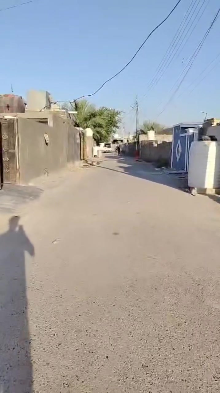 السلام عليكم يوجد دار سكني مساحه ٢٠٠ متر يحتوي على غرفتين نوم وصاله وستقبال ومطبخ وصحيات وكراج وحديقة السعر مناسب جدآ بيع مستعجل تقاطع النهروان ٩ نيسان التواصل وتساب ***********
