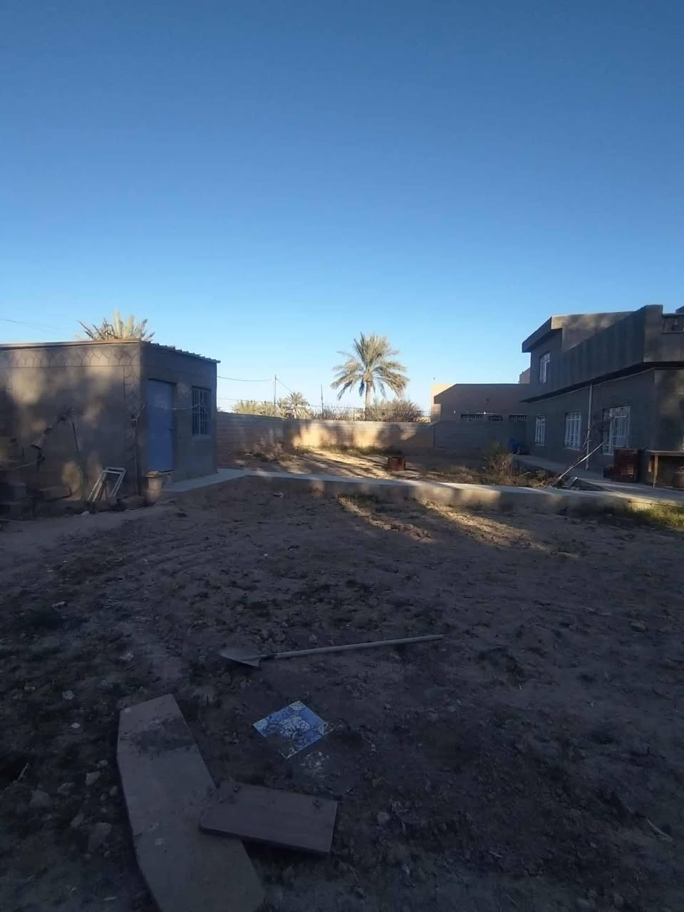 بيت للبيع طابو 
 مساحة البيت 250متر مع قطعة ارض 250متر 
طابقين طابق الارضي مكون من هول+ديوانيه +غرفه +صحيات+مطبخ 
طابق الثاني مكون من غرفتين +صحيات
حديثه منطقة الوسطه قرب جامع القدوس 
رقم الهاتف ***********
