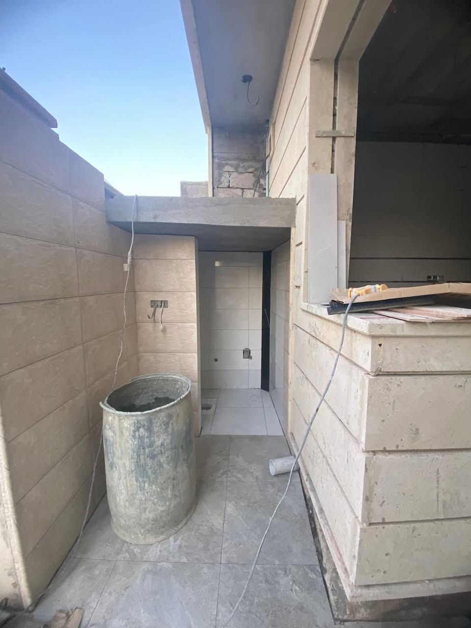 🌟 السلام عليكم 🌟
#مكتب_ارض_الملوك
🏡 بيتين للبيع – قيد الإنشاء (تسليم مفتاح 🔐)

📍 حي البكر، قرب مدرسة الأرقم، قريب من سايدين تيتانك
🏗️ بناء فول حديث 2026
📄 سند طابو الزهور – شرط التحويل

📐 مساحة كل بيت 100م²
↔️ واجهة 5.5م
#مكتب_ارض_الملوك
✨ مواصفات البيت: 🛋️ استقبال + هول
🛏️ 4 غرف نوم
🍽️ مطبخ
🚿 صحيات
🌿 مناوير
🚗 كراج سيارة
🏠 بيتونة + بلكون

🔹 مجهز بـ: 📹 نظام كاميرات
❄️ نظام دكتات
🌬️ سبالتات
🧺 نظام غسالات
📡 نظام دشات
#عقارات #الموصل
💰 سعر البيت مناسب

📞 ***********
📞 ***********

📍 عنوان المكتب: حي البكر، سايدين الكنيسة، بداية السايدين من جهة المسبح
🏡 عقارات أرض الملوك.

