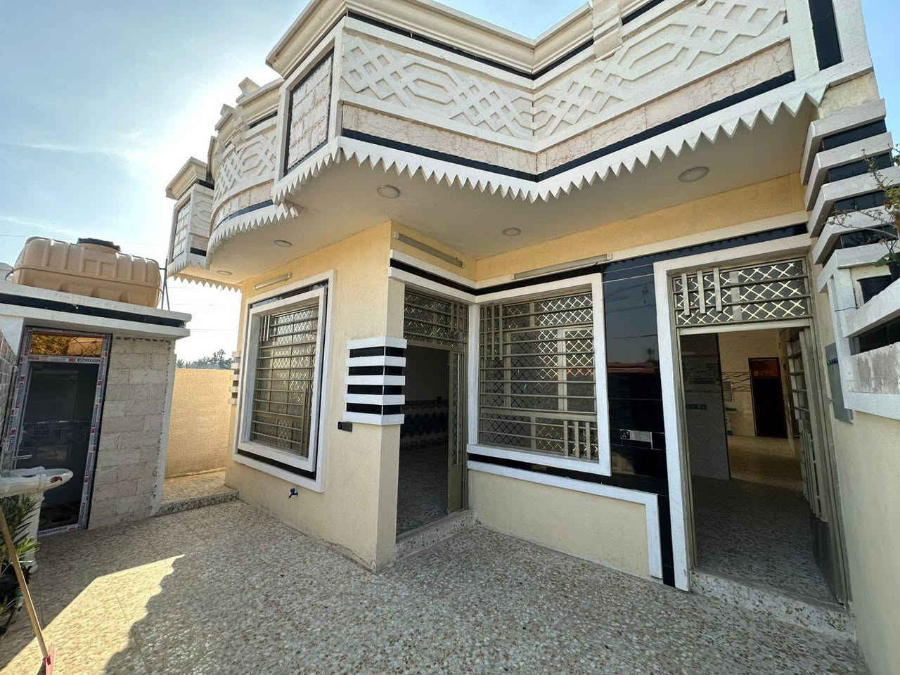 السلام عليكم بيت للبيع مساحة 180 زراعي  بناء درجة اولى كامل يتكون من غرفتين وصالة واستقبال ومطبخ وصيحات خارجية وداخلية 
السعر  اتصال متواجد واتساب  *********** 
 مكان منطقة الإصلاح خلف جامع الرسول لاكرم يبعد عن الجزيرة السياحية 10 دقايق
