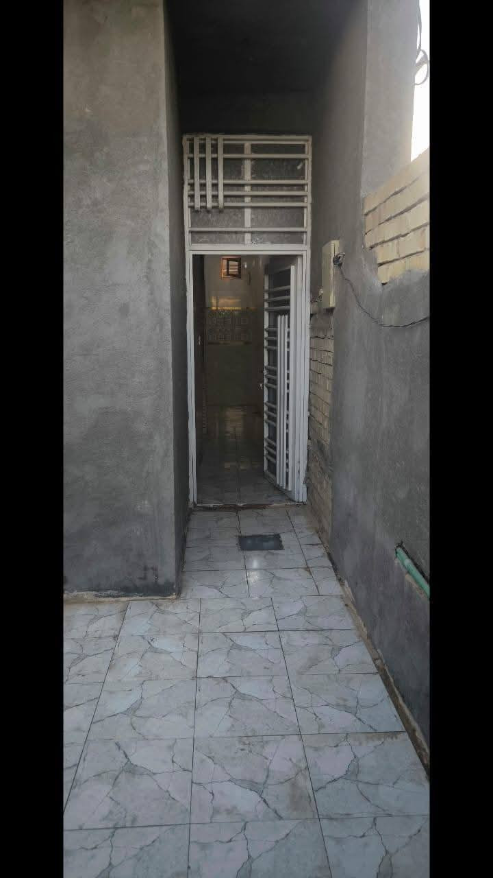 بيت للايجار حي النداء قرب شارع ٦٠العرضي مساحته ١٠٠متر طابق واحد على ساحه بي غرفه واستقبال وصاله ومطبخ وتخاريج البيت بناء جديد سعر الأجار ٢٥٠ للاستفسار ***********
