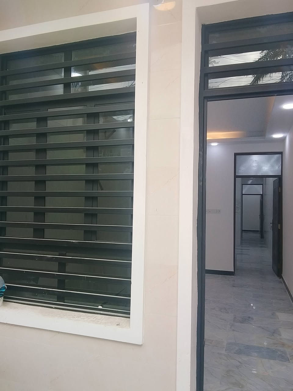 السلام عليكم يتوفر لدا مكتبنا مشتمل للبيع المساحه 60م بناءً حديث زيرو يحتوي على ثلاث غرف نوم واستقبال وحولي كبير وخدمات فوك وخدمات جوه وكراج صغير موقع المشتمل الشعب قرب شارع عدن وقرب مدرسة صلاح الدين المقابيل سوق 4000 موقع جيد جداً وشارع هادئ الاستفسار مكتب الشعب للعقار ***********
