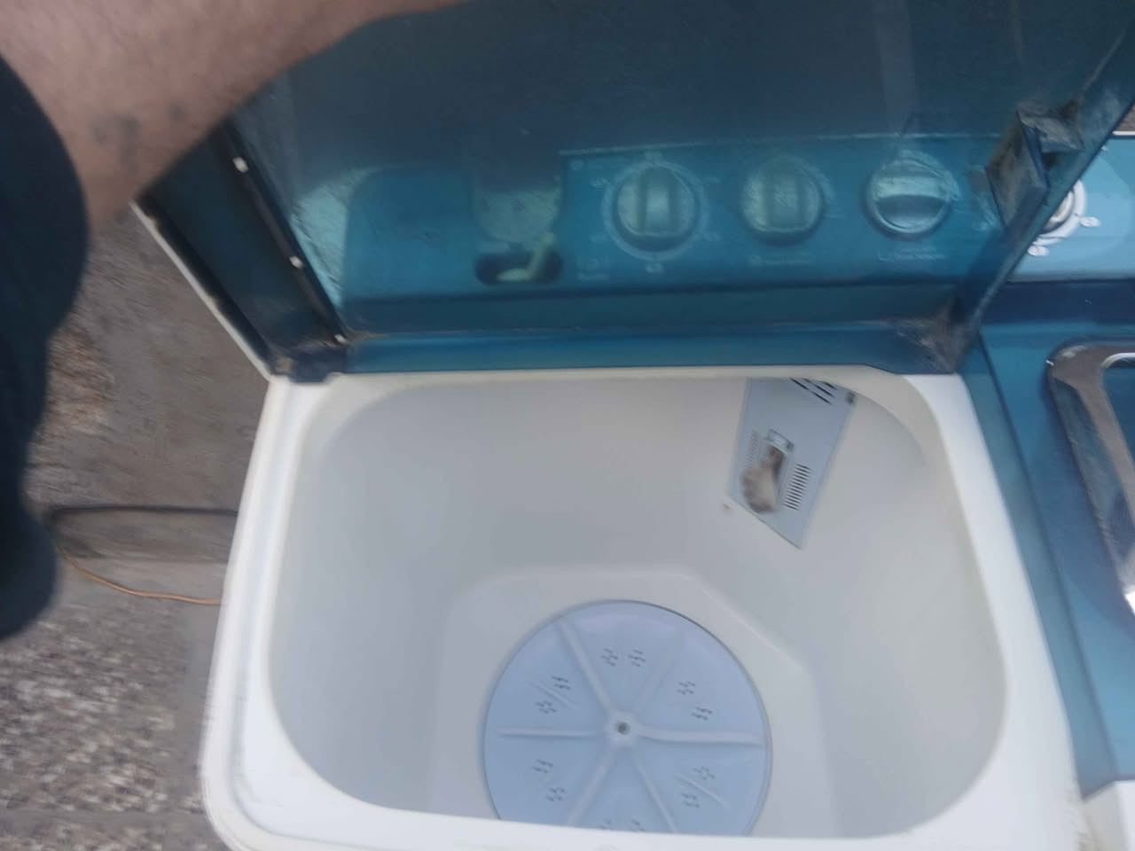 غسالة الحافظ ١٢ كيلو شغالة غسيل وتنشيف فقط باب النشاف بي ضرر والباقي كلها شغالة سعرها ٨٠ الف عنوان بداية مدينة الصدر أولى موبايل *********** بغداد, العراق
