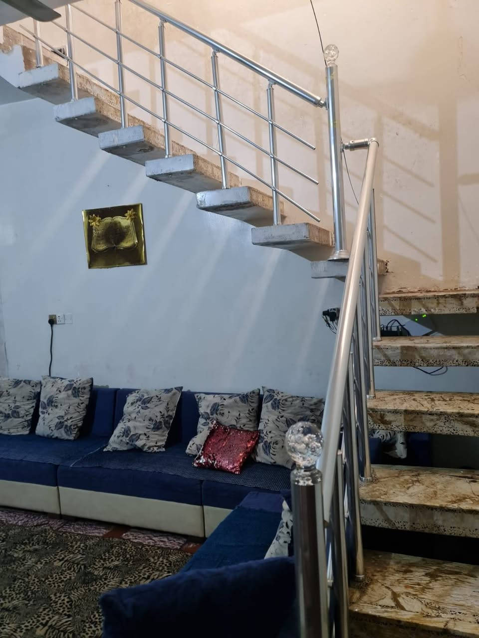 يالله اللهم صل على محمد وآل محمد
دار سكن للبيع 
المساحه ٢٠٠ م وجه ١٠ نزال ٢٠ 
الموقع حي الحضاره خلف أسواق العادلي او التفسيرات 
طابقين كونكريت 
بنيان حديث 
استقبال ١ صاله ٢ غرف نوم ٤ حمامات ٤ مطبخ ٢
للإستفسار ***********
